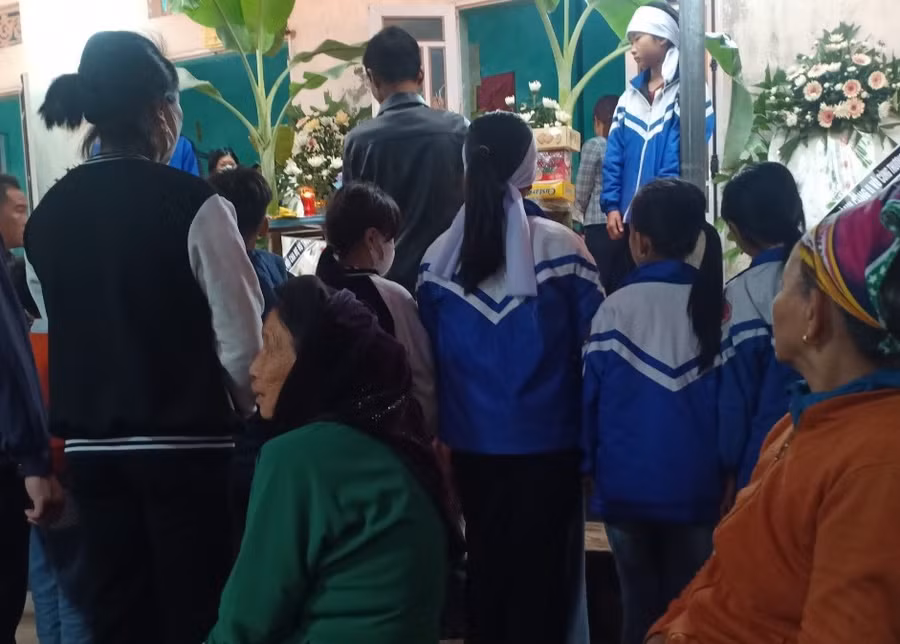 Người dân xóm Bìa và các em học sinh trường tiểu học Thành Công 2 thương tiếc hai em nhỏ bị đuối nước.