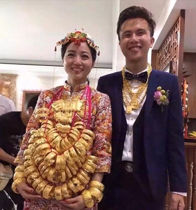 co dau deo vong vang nang triu co, phai dung hai tay do moi chiu duoc - 1