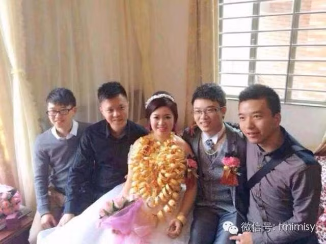 co dau deo vong vang nang triu co, phai dung hai tay do moi chiu duoc - 5