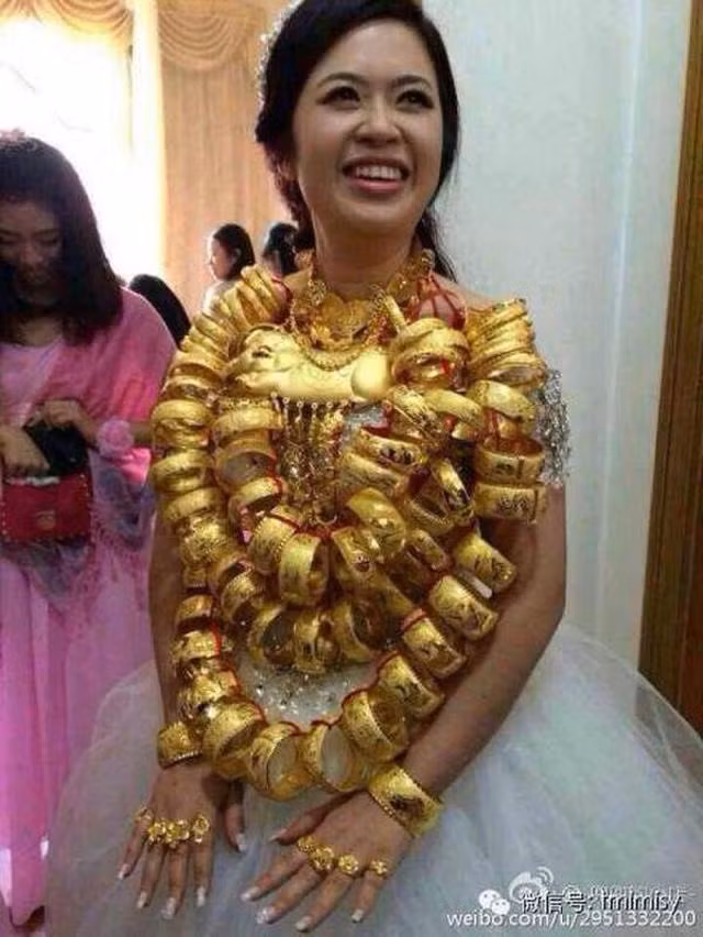 co dau deo vong vang nang triu co, phai dung hai tay do moi chiu duoc - 3