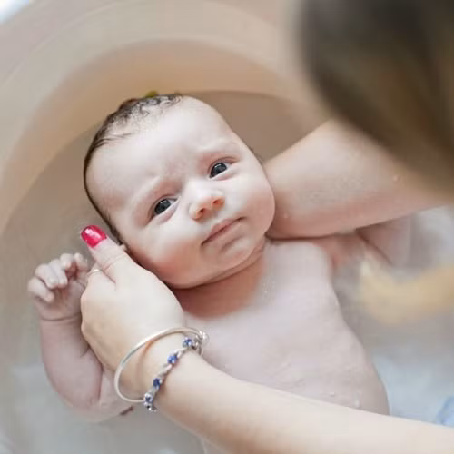 8 SAI LẦM mẹ Việt thường mắc phải khi tắm cho trẻ sơ sinh