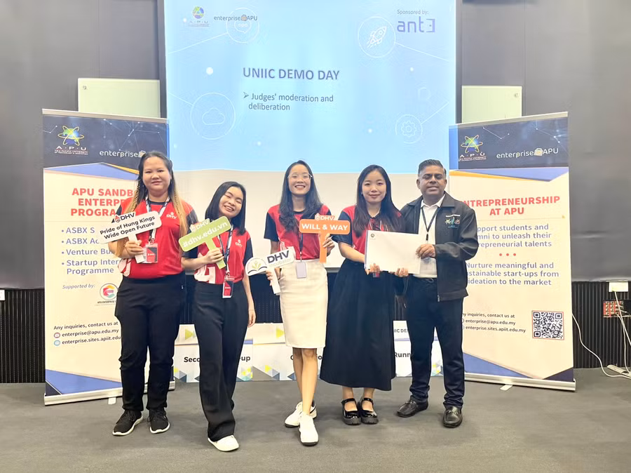 Niềm vui chiến thắng cuộc thi khởi nghiệp quốc tế của sinh viên Trường ĐH Hùng Vương TPHCM. Niềm vui chiến thắng cuộc thi khởi nghiệp quốc tế của sinh viên Trường ĐH Hùng Vương TPHCM.