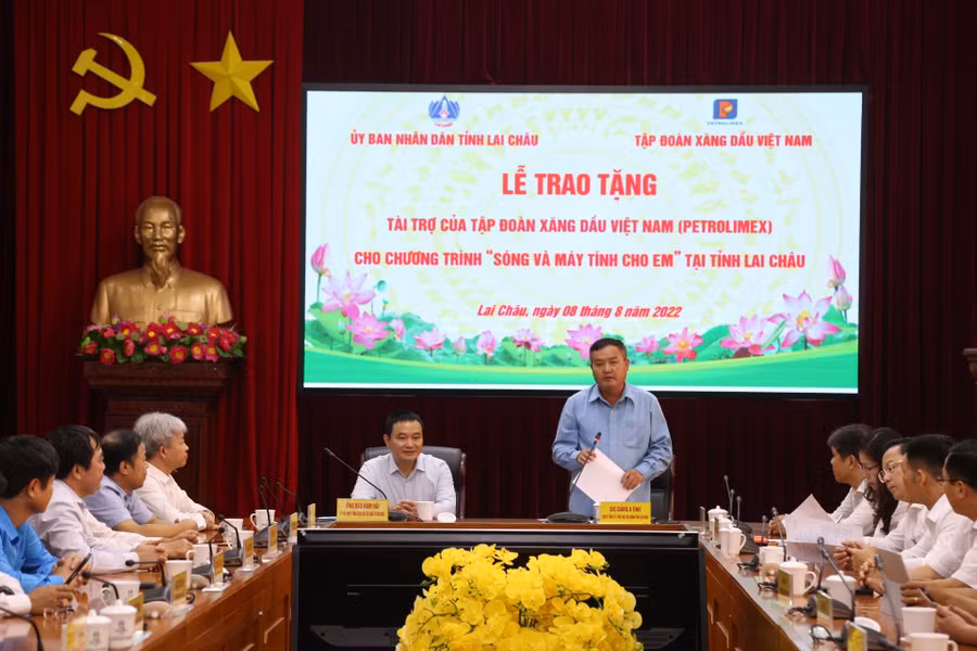 Ông Giàng A Tính, Phó Chủ tịch UBND tỉnh Lai Châu phát biểu cảm ơn Tập đoàn Xăng dầu Việt Nam. Ông Giàng A Tính, Phó Chủ tịch UBND tỉnh Lai Châu phát biểu cảm ơn Tập đoàn Xăng dầu Việt Nam.