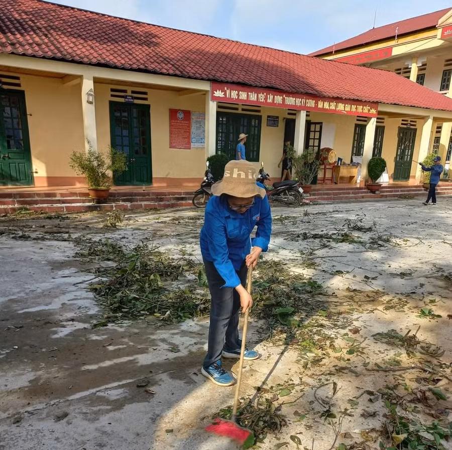 Dọn dẹp cây xanh gẫy đổ trong khuôn viên trường.