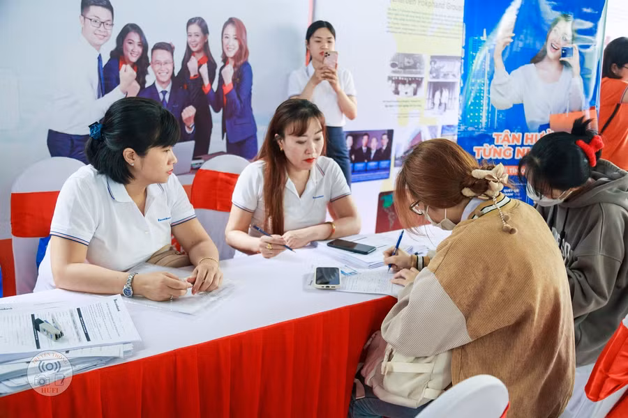 Sinh viên tham gia phỏng vấn ứng tuyển tại một doanh nghiệp
