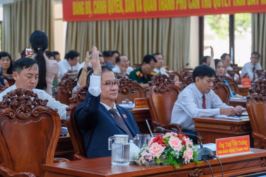 Đại biểu HĐND TP tham gia biểu quyết thông qua Nghị quyết. Đại biểu HĐND TP tham gia biểu quyết thông qua Nghị quyết.