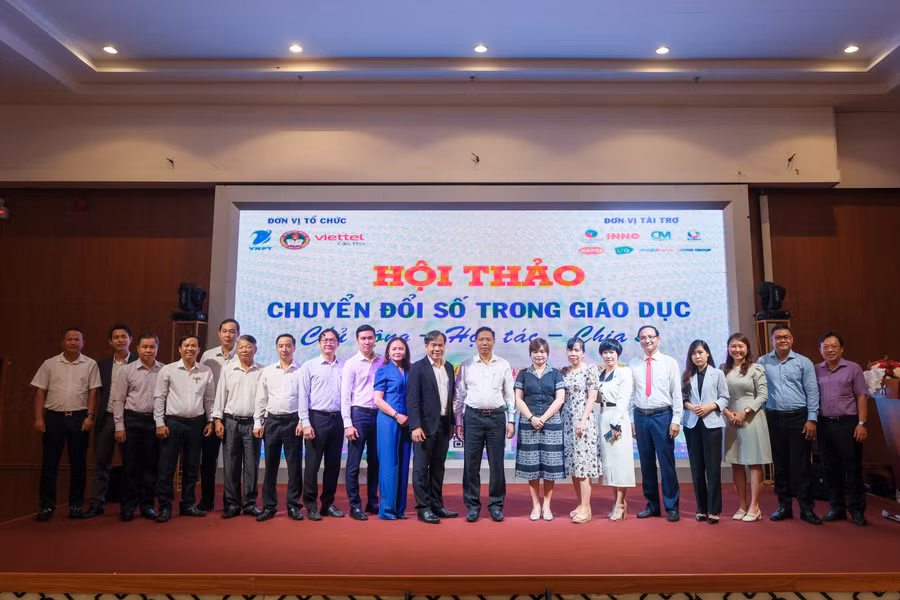 Đại biểu chụp ảnh lưu niệm.