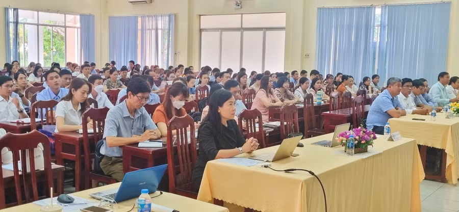 Đại biểu tham dự tập huấn ra đề kiểm tra định kì các môn học ở cấp Tiểu học