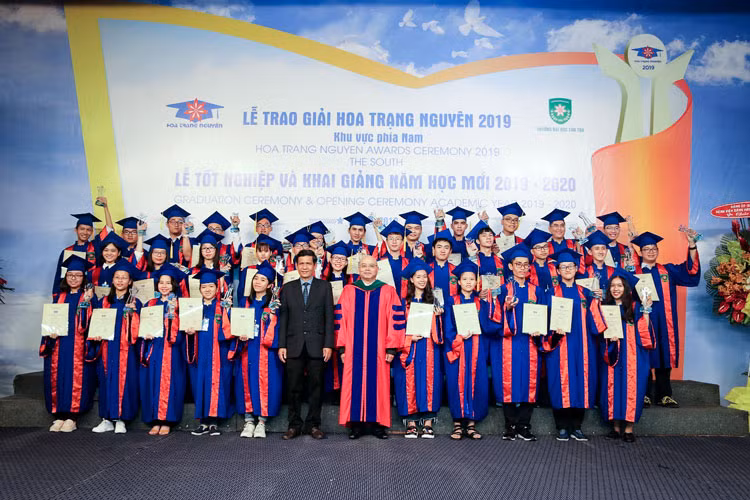 Ban Giám hiệu Trường ĐH Tân Tạo và các Hoa Trạng Nguyên Ban Giám hiệu Trường ĐH Tân Tạo và các Hoa Trạng Nguyên