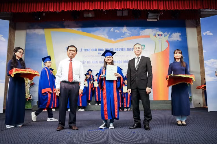 Lễ trao thưởng cho các Hoa Trạng Nguyên tài năng 
