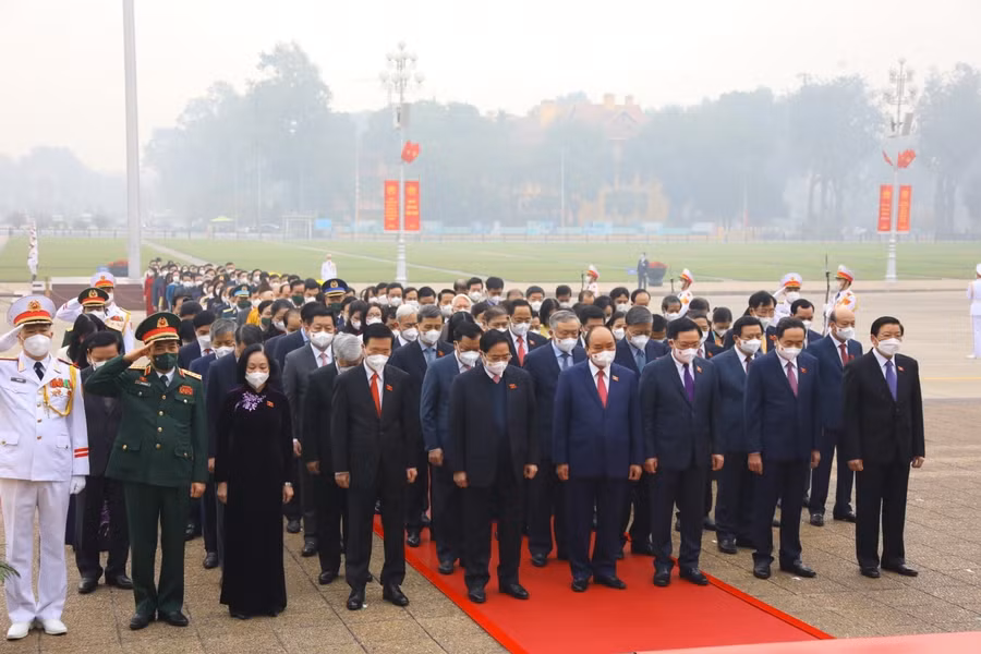 Đại biểu Quốc hội vào Lăng viếng Chủ tịch Hồ Chí Minh