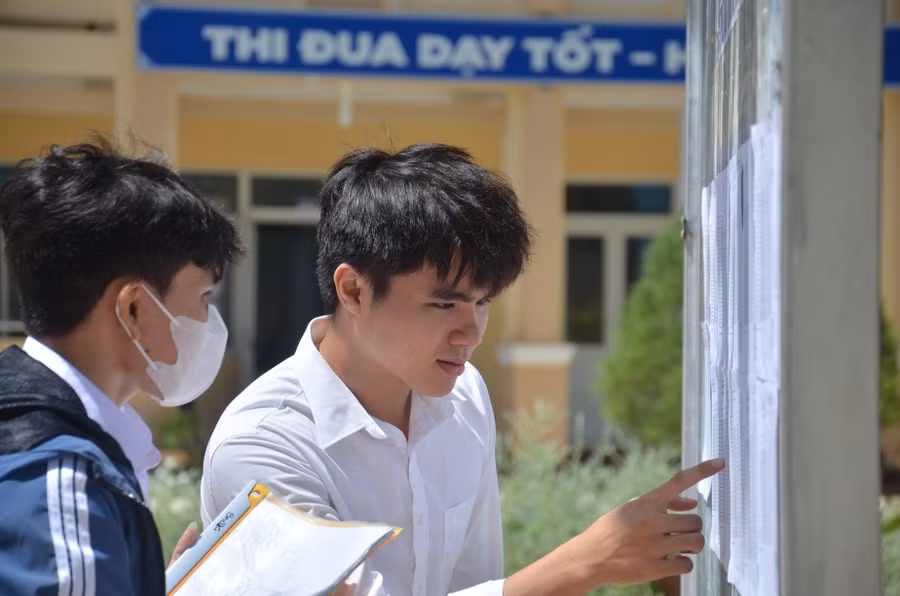 Thí sinh ở đảo Lý Sơn đến Điểm thi sớm. Thí sinh ở đảo Lý Sơn đến Điểm thi sớm.