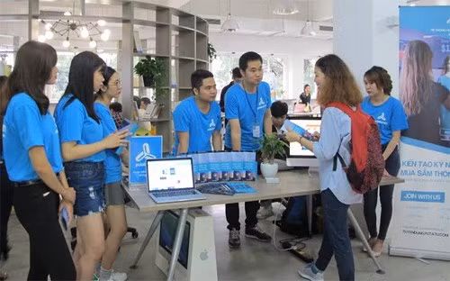 Các bạn sinh viên tham gia một sân chơi khởi nghiệp tại trường