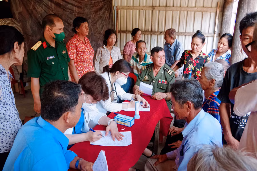 Cùng với việc thăm khám các y bác sĩ đã hướng dẫn cho người dân địa phương về cách phòng chống dịch bệnh. Cùng với việc thăm khám các y bác sĩ đã hướng dẫn cho người dân địa phương về cách phòng chống dịch bệnh.