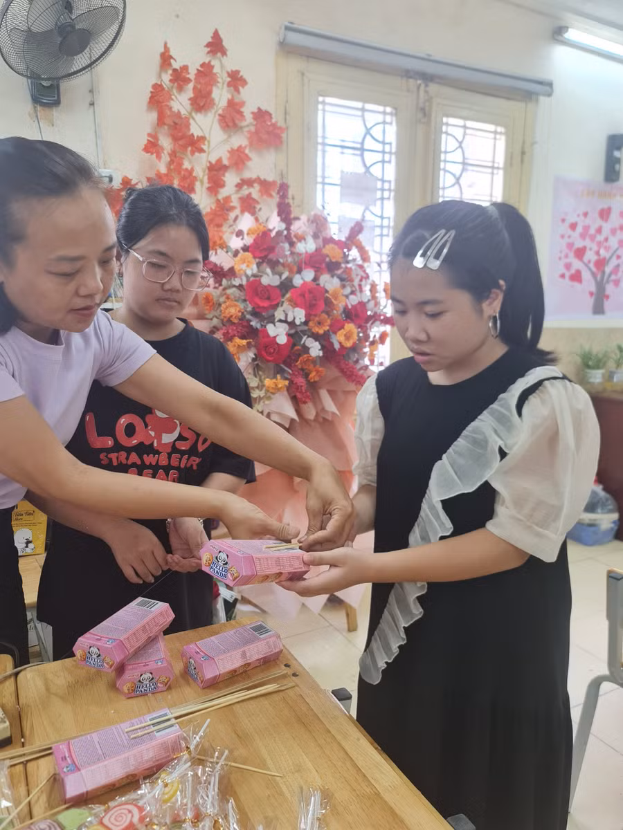 Cô và trò tự tay tạo nên những món quà nhỏ xinh động viên tinh thần cho học sinh trong ngày đầu của năm học mới. Cô và trò tự tay tạo nên những món quà nhỏ xinh động viên tinh thần cho học sinh trong ngày đầu của năm học mới.