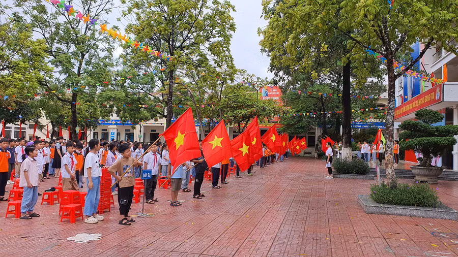 Mỗi lớp sẽ có một đại diện rước theo lá cờ Tổ quốc và thực hiện các nghi thức cần thiết. Mỗi lớp sẽ có một đại diện rước theo lá cờ Tổ quốc và thực hiện các nghi thức cần thiết.