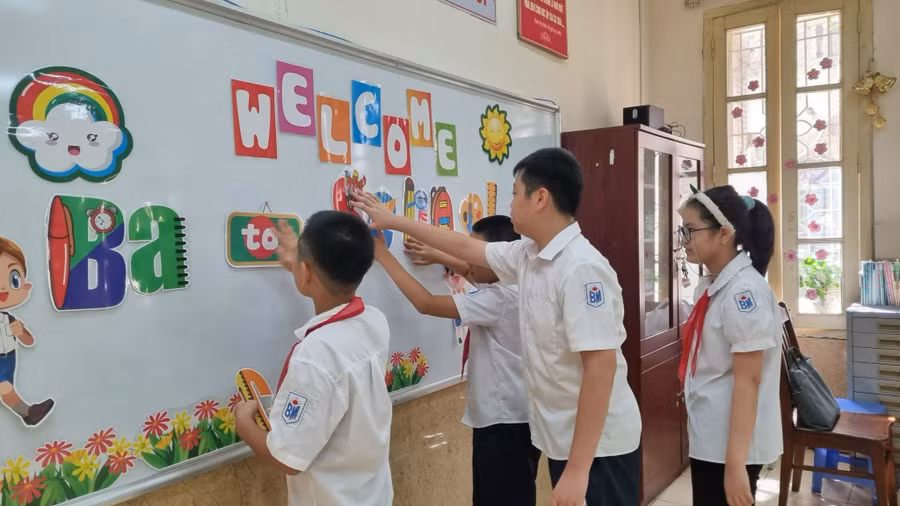 Tại Trường Tiểu học Bình Minh (Hoàn Kiếm, Hà Nội), học trò cùng tới lớp để chuẩn bị cho khai giảng. Tại Trường Tiểu học Bình Minh (Hoàn Kiếm, Hà Nội), học trò cùng tới lớp để chuẩn bị cho khai giảng.