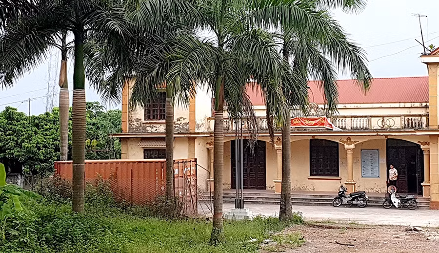 Gần 6 tấn gỗ sưa được người dân thôn Phụ Chính cất giữ trong thùng container đặt tại nhà văn hóa thôn Phụ Chính và được canh phòng cẩn mật.