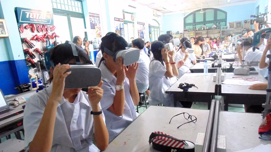 Học sinh TPHCM trải nghiệm các ứng dụng hiện đại của công nghệ số
