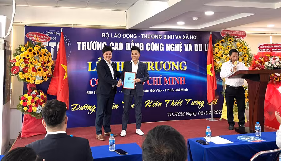 Th.S Vũ Huy Hoằng, Hiệu trưởng Trường Cao đẳng Công nghệ và Du lịch (trái) trao quyết định phụ trách cơ sở cho Phó hiệu trưởng Lưu Quang Hưởng.