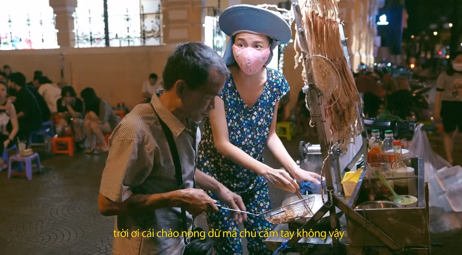 Hoa hậu Thùy Tiên mặc đồ bộ bán hàng rong. Hoa hậu Thùy Tiên mặc đồ bộ bán hàng rong.