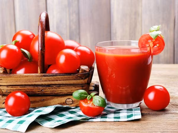 Nước ép cà chua có tác dụng kích thích hệ tiêu hóa, tăng cường hệ thống miễn dịch giúp cơ thể chống lại nhiễm trùng.