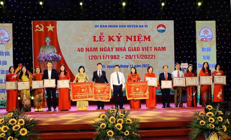 Tại buổi lễ, lãnh đạo huyện Ba Vì cũng tặng thưởng cho một số tập thể, cá nhân có thành tích xuất sắc, nhà giáo tiêu biểu ngành Giáo dục năm 2022.