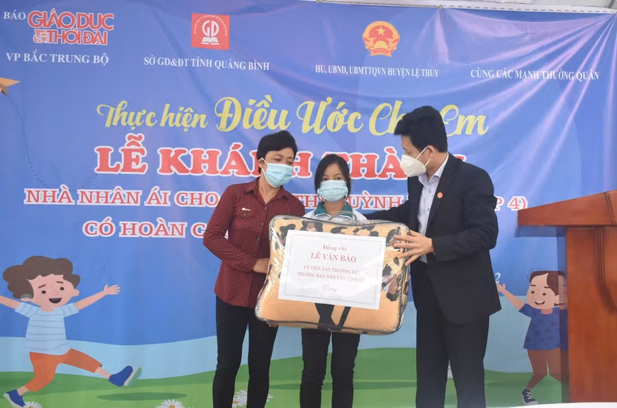Ông Lê Văn Bảo, Ủy viên Ban Thường vụ, Trưởng ban Dân vận Tỉnh uỷ Quảng Bình tặng quà hoàn cảnh học sinh Quỳnh Hoa.