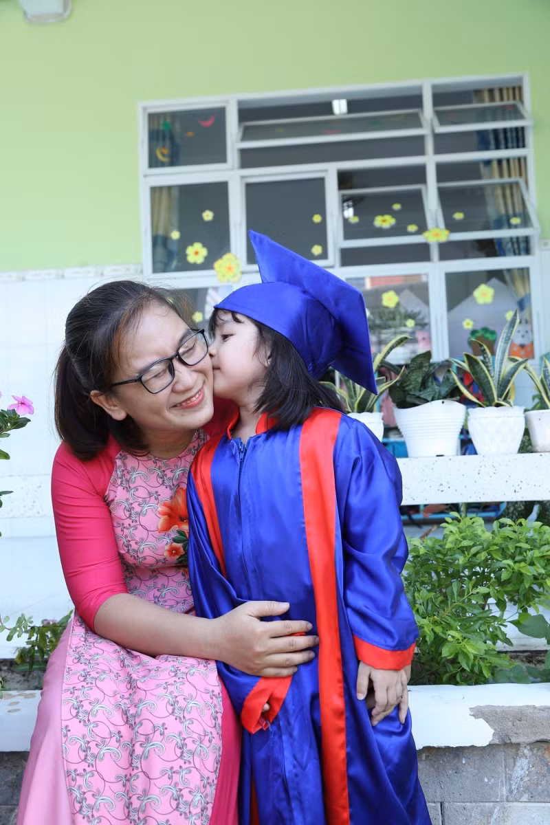Cô Thương chụp ảnh lưu niệm cùng trò nhân dịp lễ ra lớp 1.
