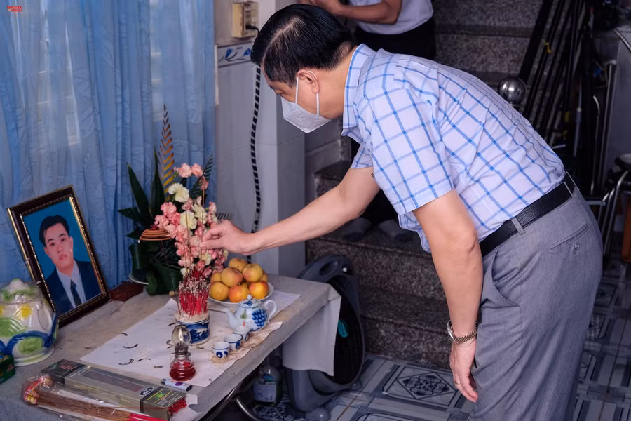 Ông Dương Tấn Hiển, Phó Chủ tịch Thường trực UBND TP Cần Thơ chia buồn cùng gia đình có trẻ mồ côi do dịch Covid-19.