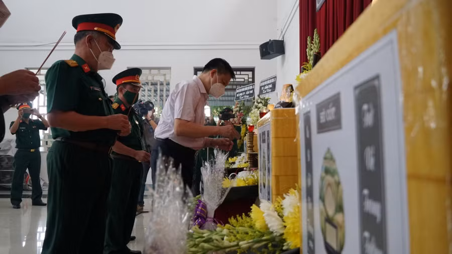 Lãnh đạo thành phố đến dâng hương tại buổi lễ.