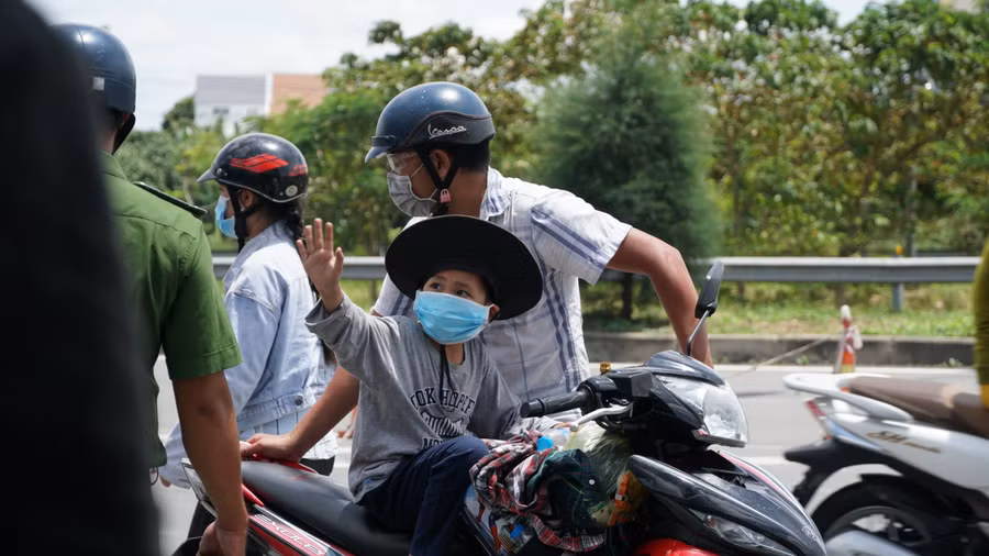 Các em học sinh hồn nhiên, vui tươi cùng gia đình về quê tránh dịch.