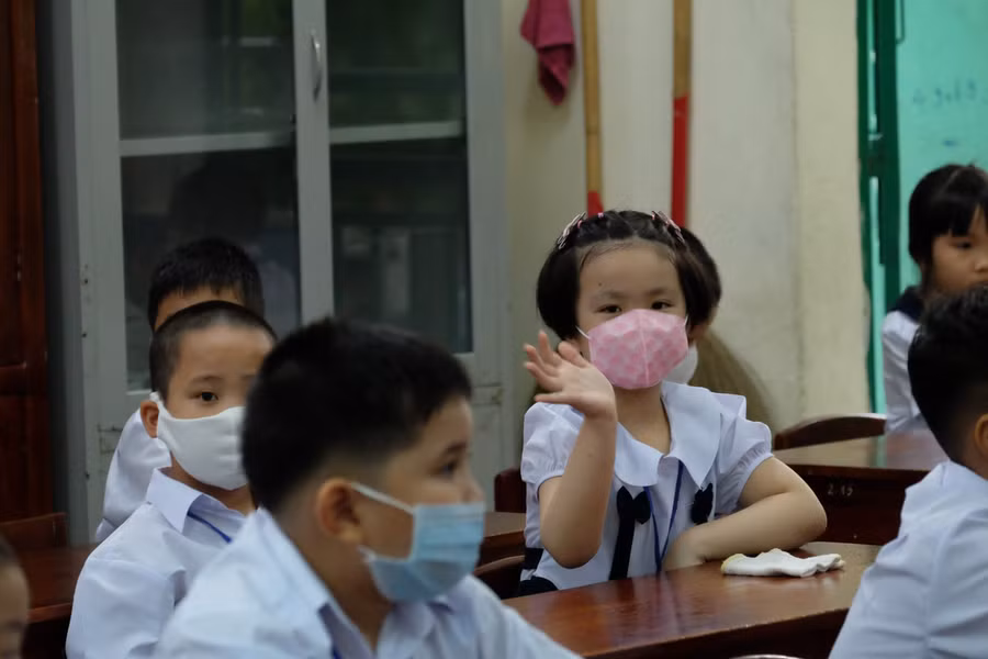 Tạm biệt cha mẹ khi vào lớp học để bước vào năm học mới.