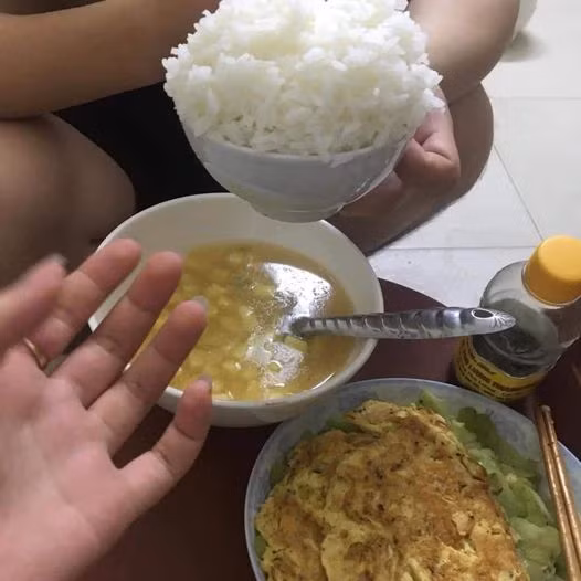 Vợ chồng cãi nhau, vợ em xới cơm như này là ý gì?