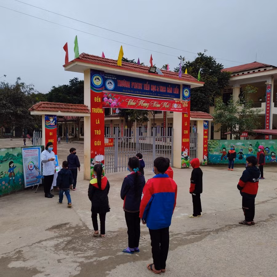 Trường phổ thông DTBT Tiểu học và THCS Bản Liền thực hiện biện pháp phòng chống dịch an toàn.