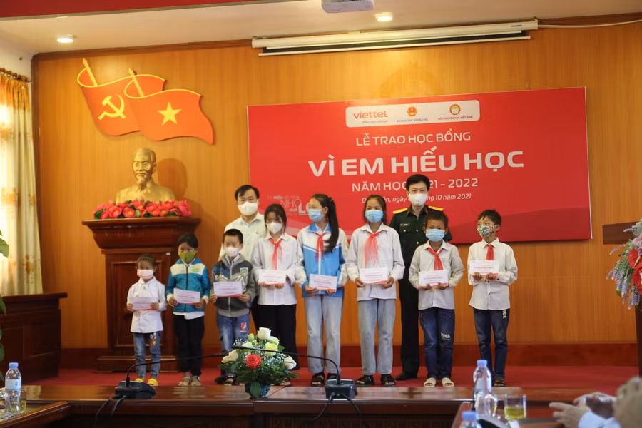 Ông Vừ A Bằng (áo trắng) - Phó chủ tịch UBND tỉnh và Thượng tá Vi Tiến Cường - Giám đốc Viettel Điện Biên trao học bổng cho học sinh huyện Điện Biên.