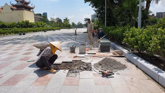 Công nhân đang vá lại phần sự cố lún nứt tại công viên Tam Bạc