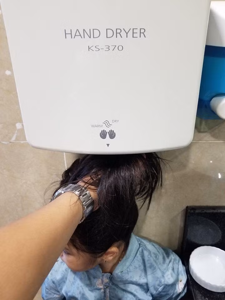 Đây là máy sấy tay trong nhà vệ sinh nhé, sấy tóc con gái cũng tiện không kém nha