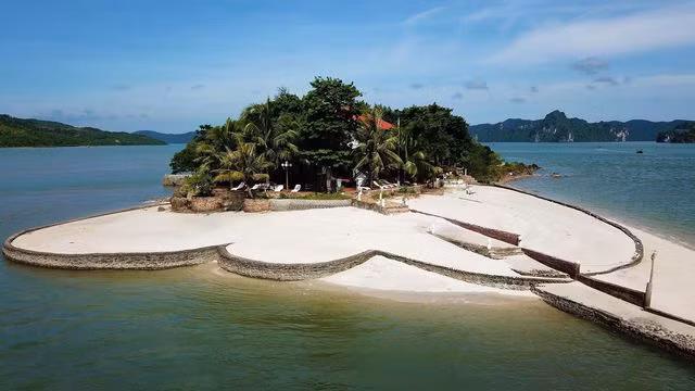 Hàng loạt công trình xây dựng trên vịnh Bái Tử Long bị “sờ gáy” - 2