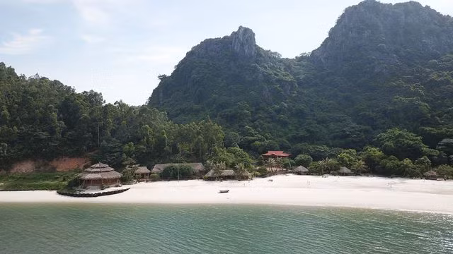 Hàng loạt các công trình xây dựng trái phép trên các đảo bị "sờ gáy"