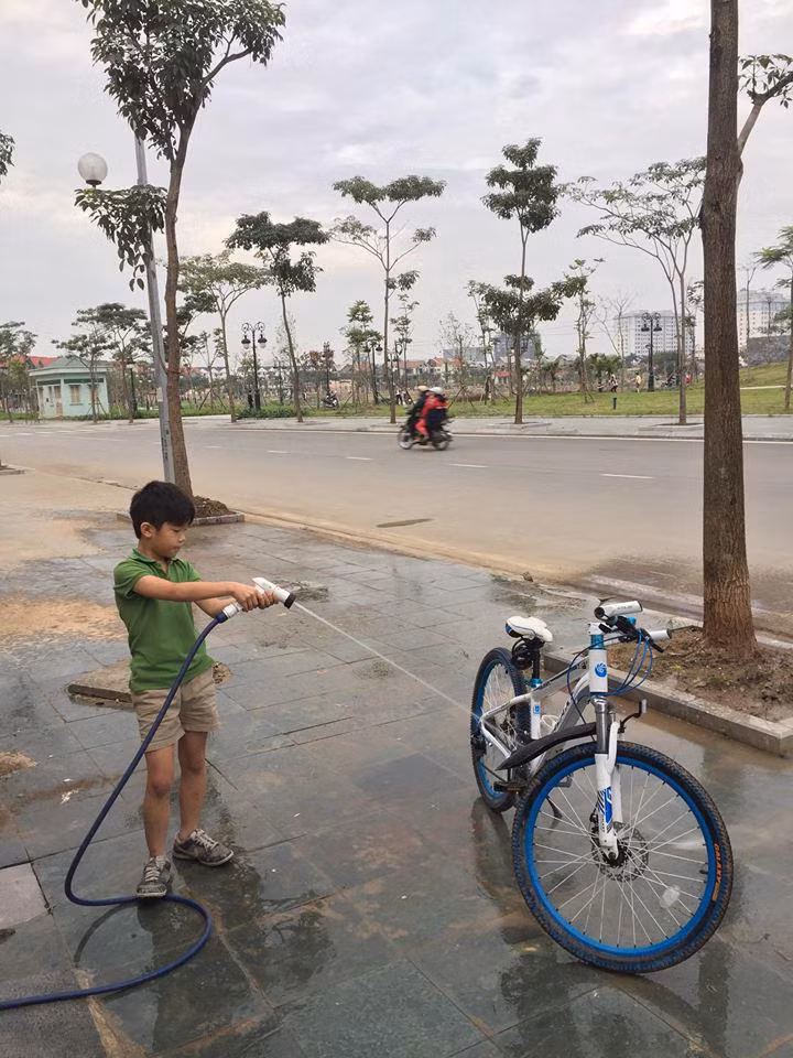 bi bo quen tren xe, be 10 tuoi ha noi song sot va 9 gio tim duong ve nha - 6
