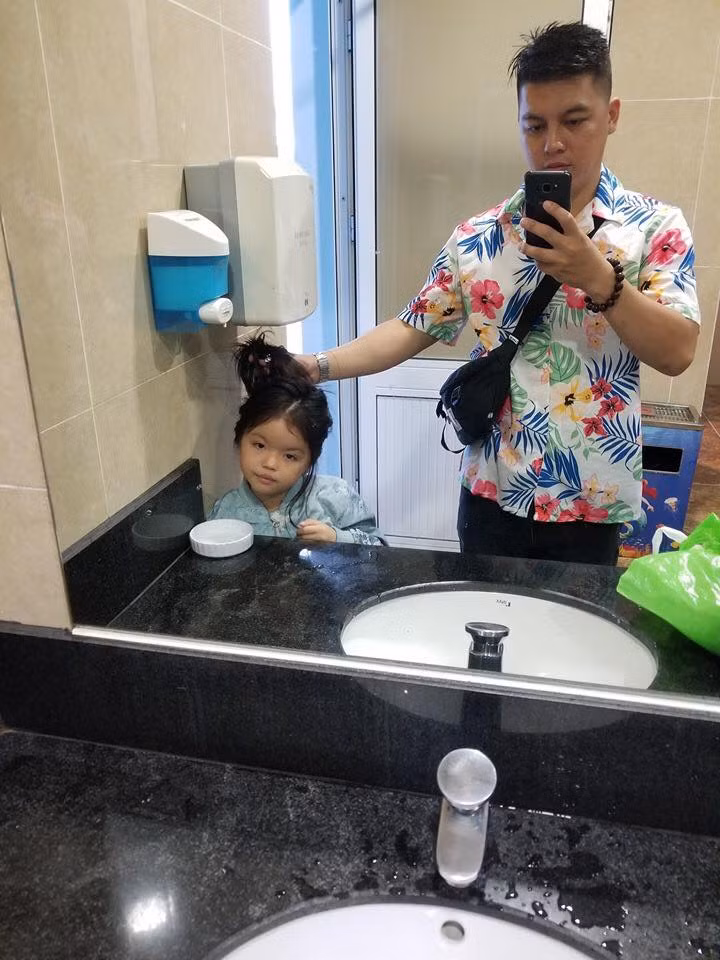 Biểu cảm lên con để bố chụp vài tấm gửi mẹ khỏi lo