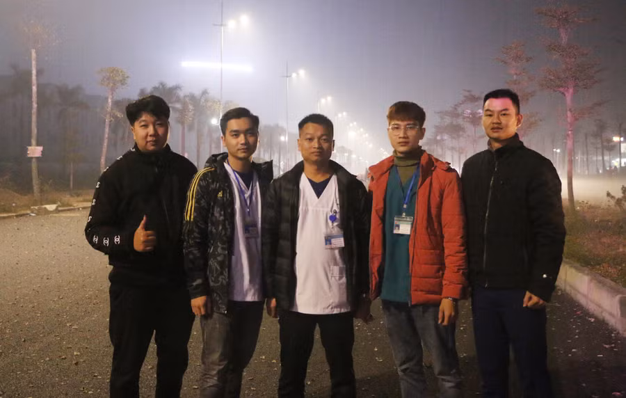 BS Lê Hoàng Đức (giữa) cùng các y bác sĩ thuộc Phòng khám Đa khoa khu vực Ngãi Cầu mong muốn, trong năm mới tình hình dịch bệnh sẽ được đẩy lùi để đảm bảo sức khỏe của nhân dân.