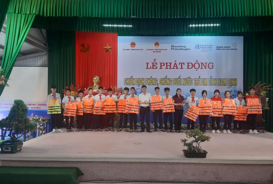 Các đại biểu đã trao tặng áo phao cho trẻ em có hoàn cảnh khó khăn huyện trên địa bàn huyện Hải Hậu.