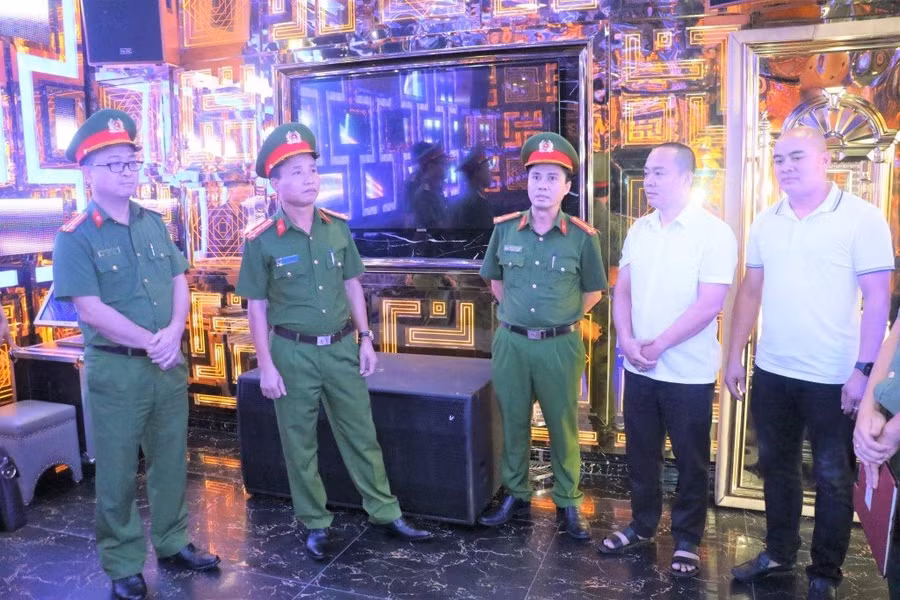 Công an kiểm tra việc chấp hành các quy định về đảm bảo an toàn PCCC tại phòng hát karaoke Đại Huệ. Ảnh: CANA.