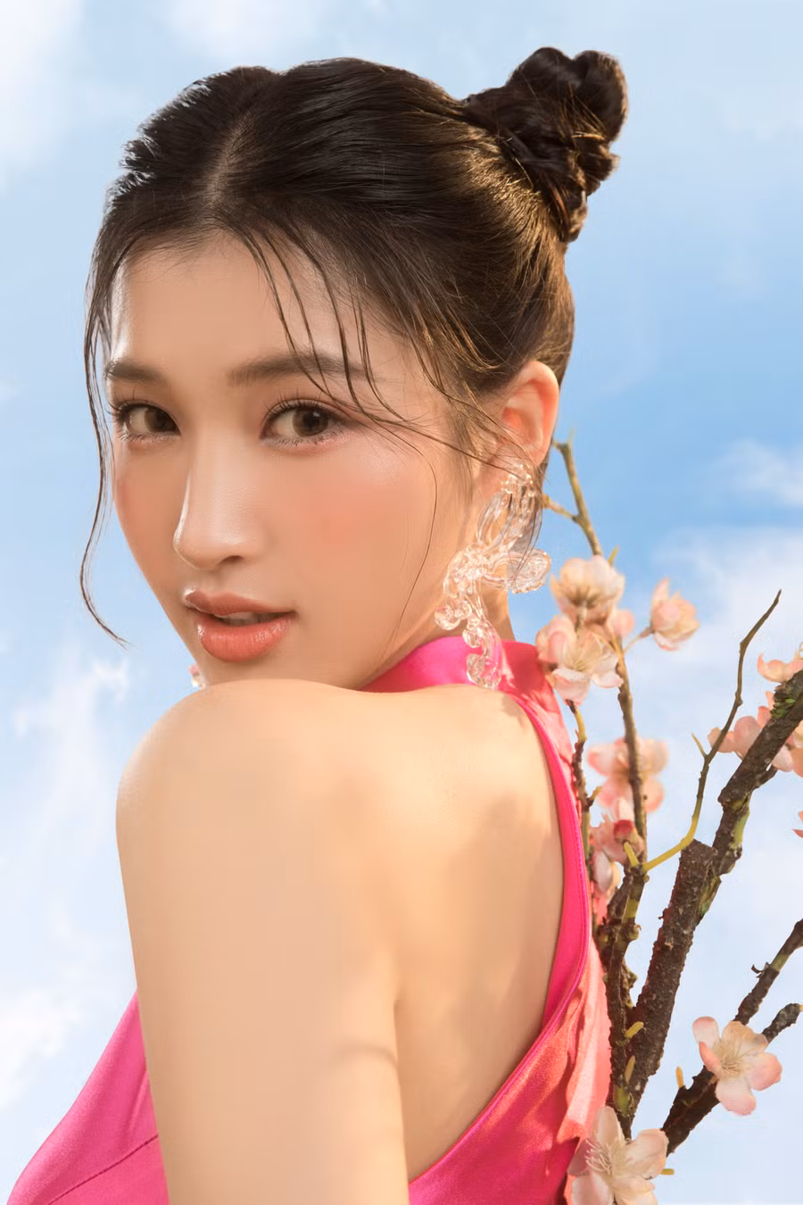 Phương Nhi khoác trên mình tà áo dài Việt Nam với thiết kế cổ yếm vô cùng lạ mắt, cùng với những tạo dáng năng động mang đến một không khí Tết tươi vui, nhiều màu sắc nhưng cô nàng vẫn giữ được nét đẹp ngọt ngào của mình trong mọi khoảnh khắc.