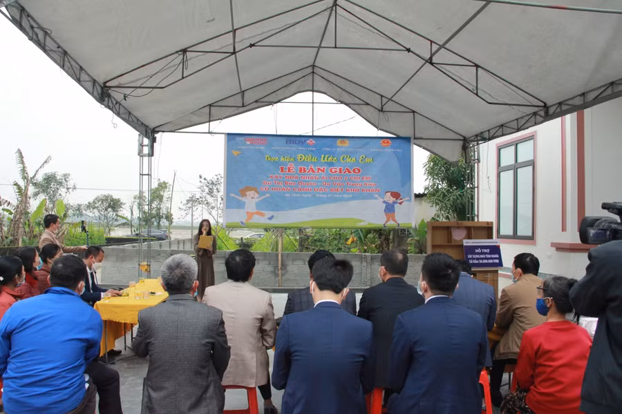 Buổi lễ bàn giao nhà nhân ái trong không khí hân hoan của gia đình, chính quyền, bà con lối xóm.