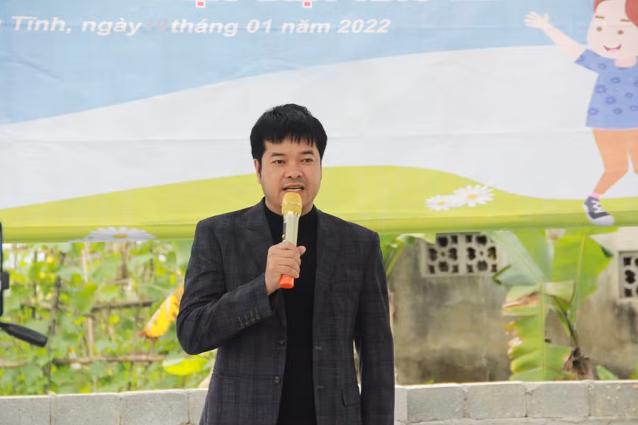 Tại buổi lễ, nhà báo Nguyễn Văn Dũng - Trưởng đại diện Báo Giáo dục và Thời đại Khu vực Miền Trung Tây Nguyên cũng gửi lời cảm ơn sâu sắc tới chính quyền địa phương, các nhà hảo tâm đã đồng hành trong công tác xây dựng nhà Nhân ái cho học sinh và người nghèo trên địa bàn. "Sự tin tưởng, ghi nhận của xã hội chính là động lực để chúng tôi vững tin tiếp tục chặng đường nhân ái đến với những mảnh đời khó khăn trong thời gian tới", nhà báo Văn Dũng chia sẻ.