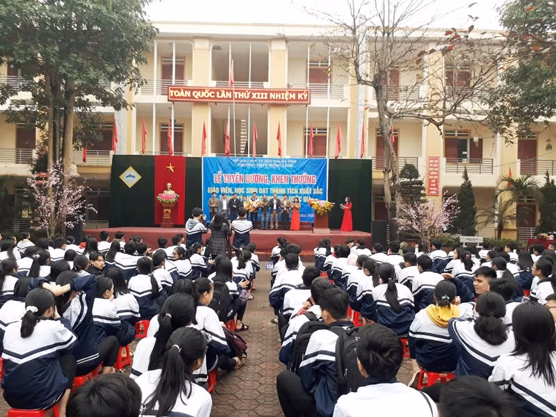 Giáo viên, học sinh nhà trường trong một buổi lễ tuyền dương giáo viên, học sinh giỏi cấp tỉnh.