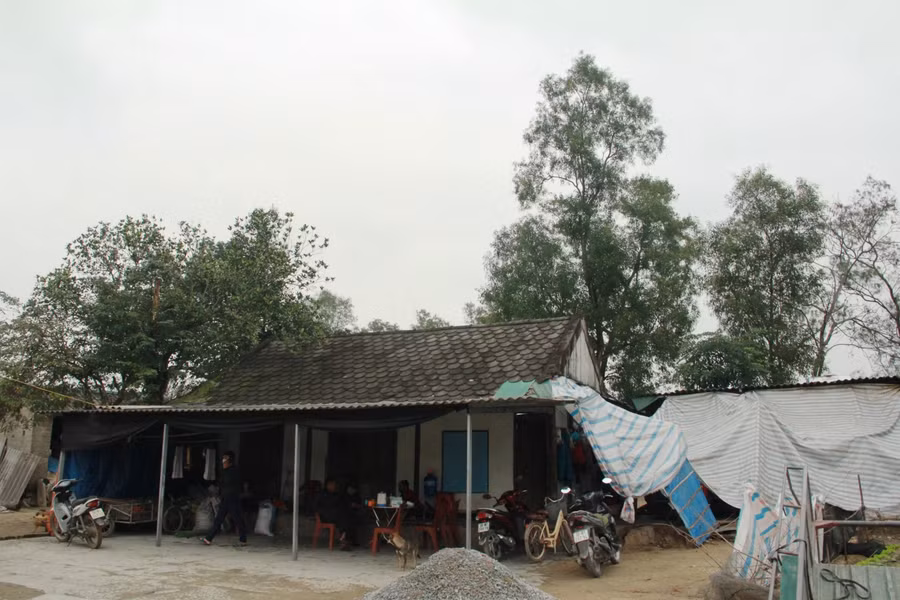 Căn nhà cũ lâu nay mà gia đình hai cháu vẫn sinh sống.